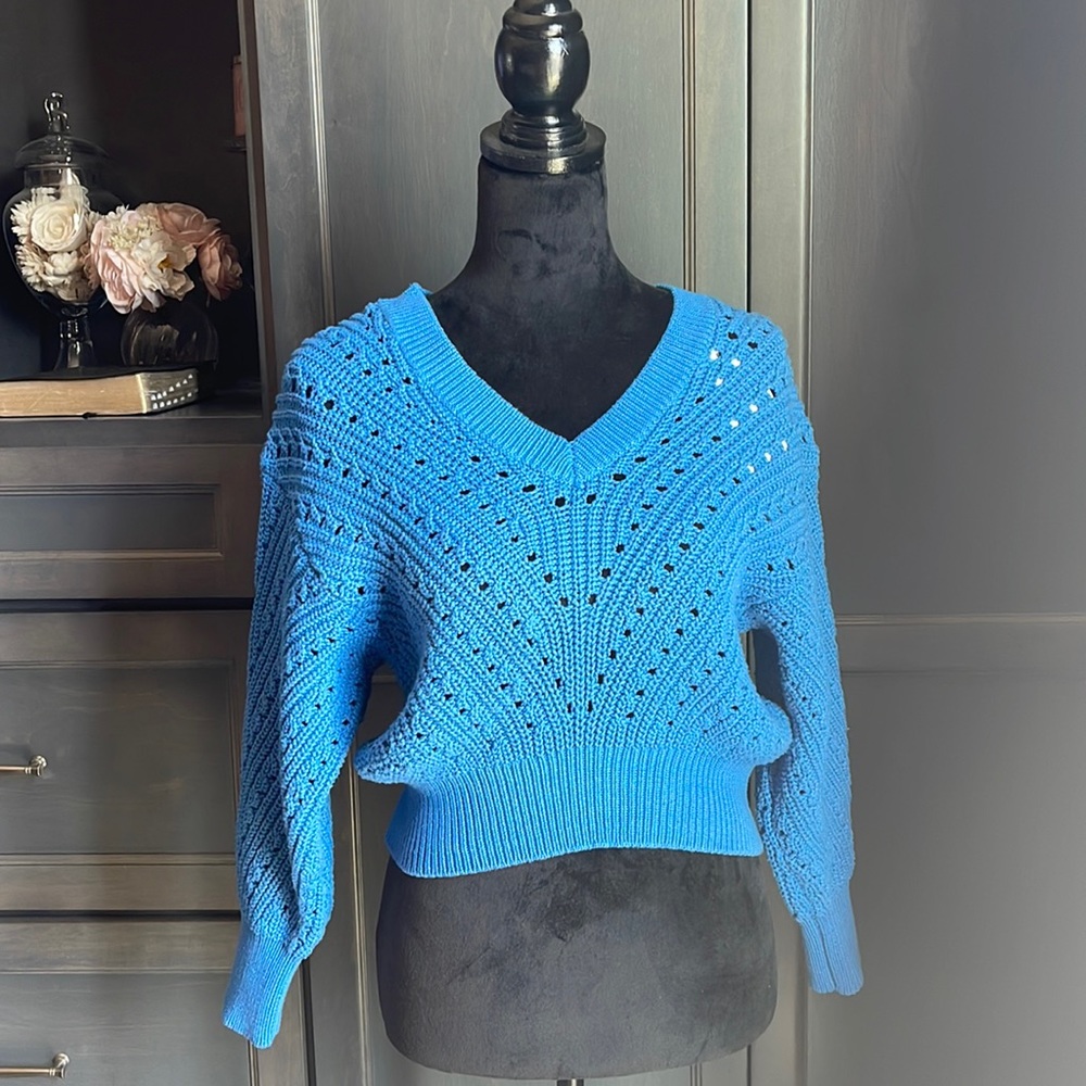 V-Neck Crochet sweater. EXPRESS. Conscious Edit. Long sleeve.